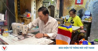 Người bền bỉ “mở lối” cho người khuyết tật bằng nghề may cờ