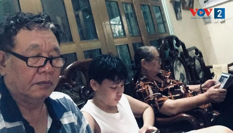 Người cao tuổi truy cập mạng xã hội nên hay không? Một số lưu ý quan trọng