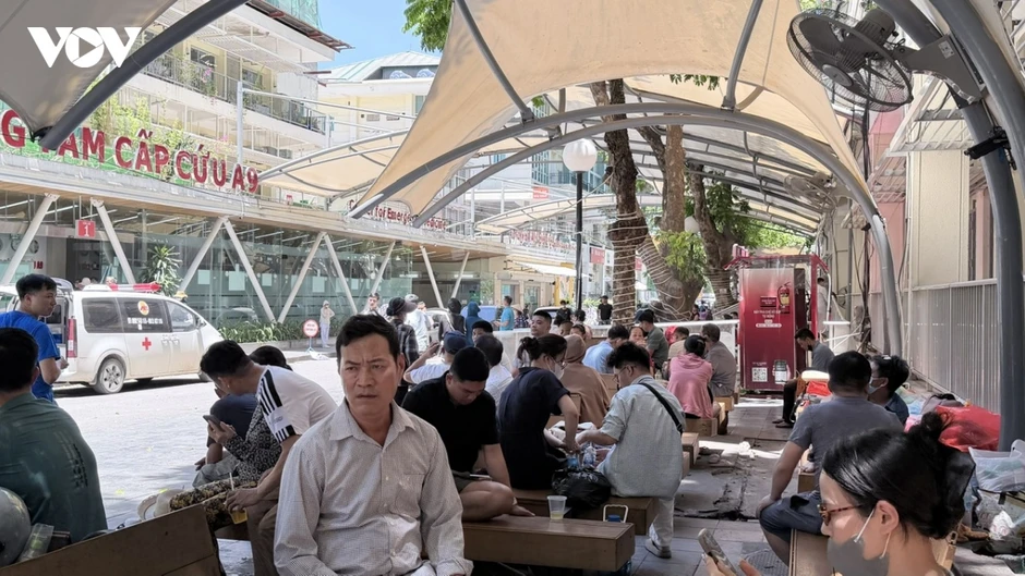 Người chăm bệnh nhân chật vật chống chọi với thời tiết nóng như đổ lửa ở Hà Nội