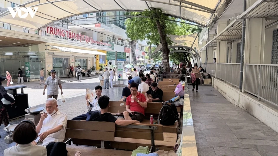 Người chăm bệnh nhân chật vật chống chọi với thời tiết nóng như đổ lửa ở Hà Nội