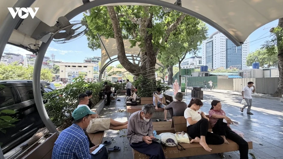 Người chăm bệnh nhân chật vật chống chọi với thời tiết nóng như đổ lửa ở Hà Nội