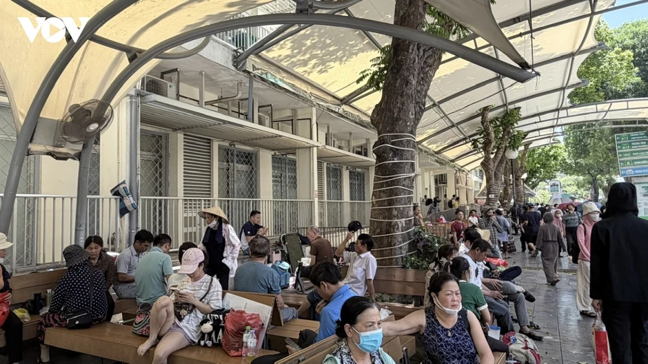 Người chăm bệnh nhân chật vật chống chọi với thời tiết nóng như đổ lửa ở Hà Nội