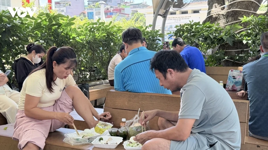 Người chăm bệnh nhân chật vật chống chọi với thời tiết nóng như đổ lửa ở Hà Nội