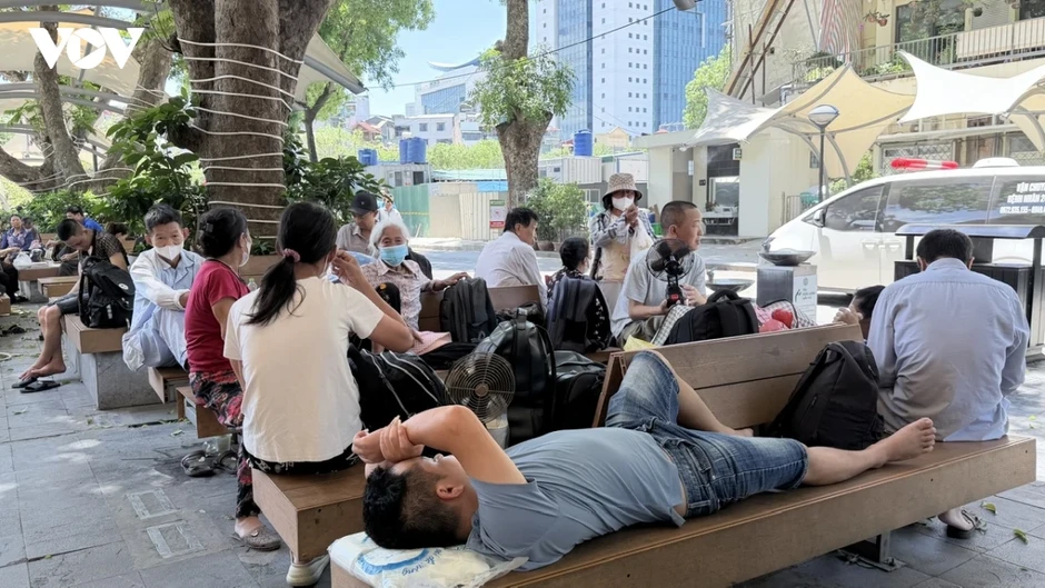 Người chăm bệnh nhân chật vật chống chọi với thời tiết nóng như đổ lửa ở Hà Nội
