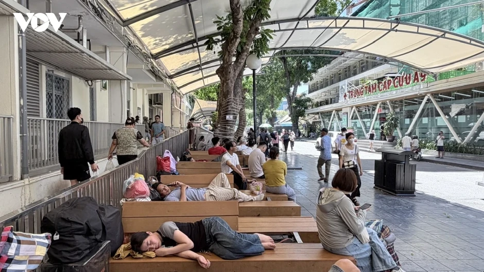 Người chăm bệnh nhân chật vật chống chọi với thời tiết nóng như đổ lửa ở Hà Nội