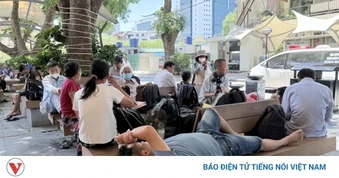 Người chăm bệnh nhân chật vật chống chọi với thời tiết nóng như đổ lửa ở Hà Nội