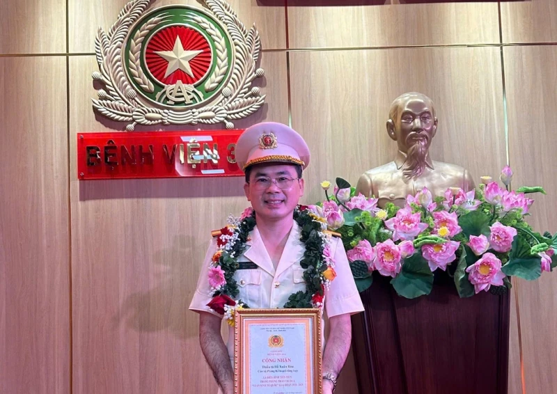 Người chiến sĩ “áo trắng” tận tâm với công việc, hết lòng vì người bệnh Người chiến sĩ “áo trắng” tận tâm với công việc, hết lòng vì người bệnh