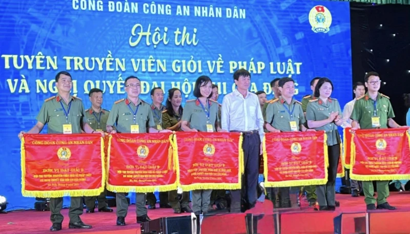 Người chiến sĩ “áo trắng” tận tâm với công việc, hết lòng vì người bệnh Người chiến sĩ “áo trắng” tận tâm với công việc, hết lòng vì người bệnh