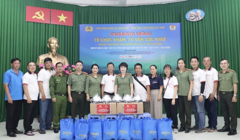 Người chiến sĩ “áo trắng” tận tâm với công việc, hết lòng vì người bệnh Người chiến sĩ “áo trắng” tận tâm với công việc, hết lòng vì người bệnh