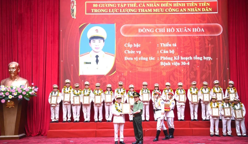 Người chiến sĩ “áo trắng” tận tâm với công việc, hết lòng vì người bệnh Người chiến sĩ “áo trắng” tận tâm với công việc, hết lòng vì người bệnh