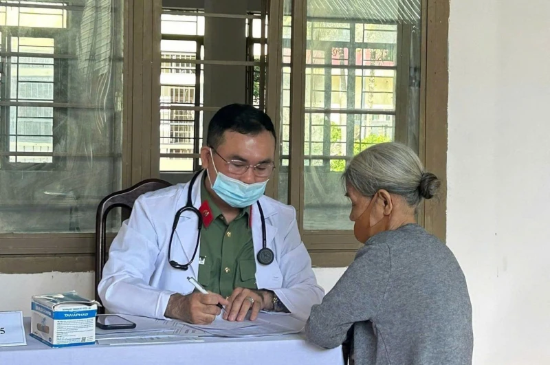 Người chiến sĩ “áo trắng” tận tâm với công việc, hết lòng vì người bệnh Người chiến sĩ “áo trắng” tận tâm với công việc, hết lòng vì người bệnh