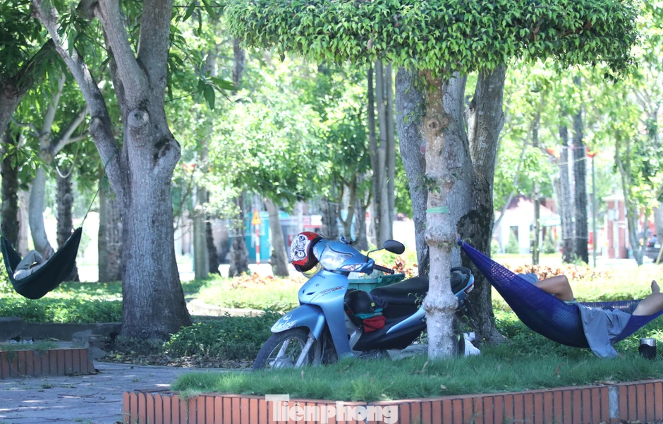 Người dân Bắc Trung Bộ quay quắt trong nắng nóng gay gắt Người dân Bắc Trung Bộ quay quắt trong nắng nóng gay gắt