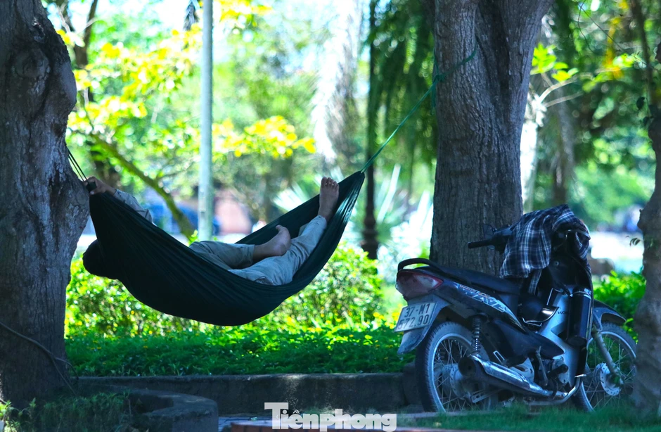 Người dân Bắc Trung Bộ quay quắt trong nắng nóng gay gắt Người dân Bắc Trung Bộ quay quắt trong nắng nóng gay gắt