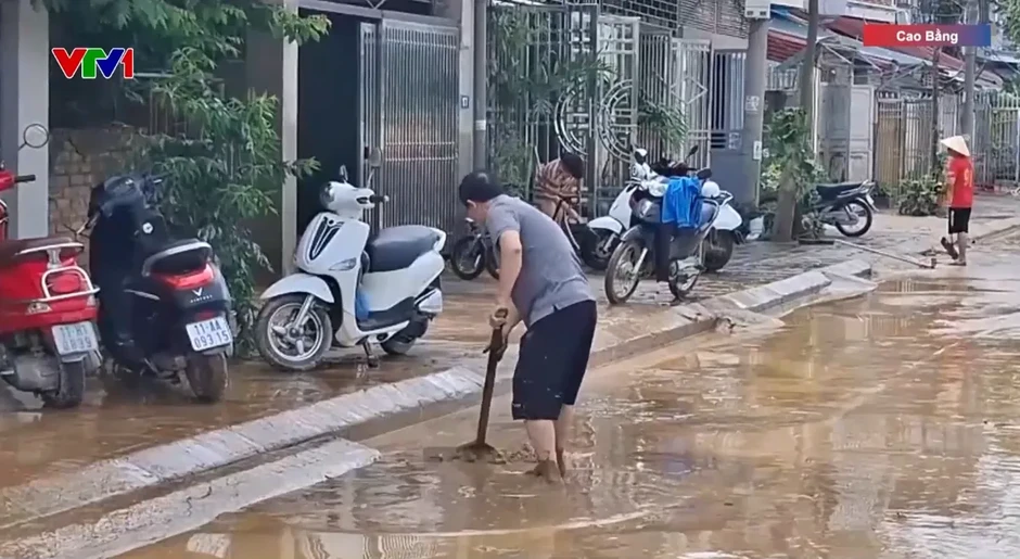 Người dân Cao Bằng khẩn trương dọn dẹp sau khi lũ rút Người dân Cao Bằng khẩn trương dọn dẹp sau khi lũ rút