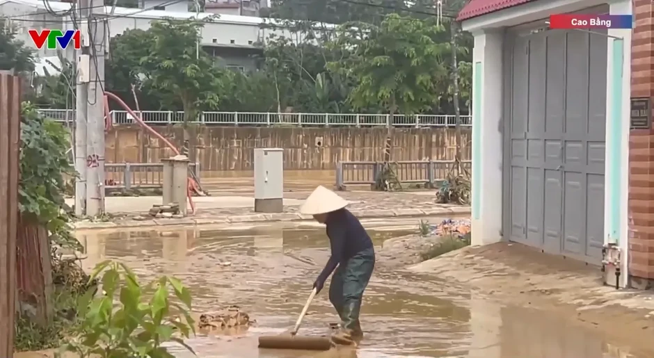Người dân Cao Bằng khẩn trương dọn dẹp sau khi lũ rút Người dân Cao Bằng khẩn trương dọn dẹp sau khi lũ rút