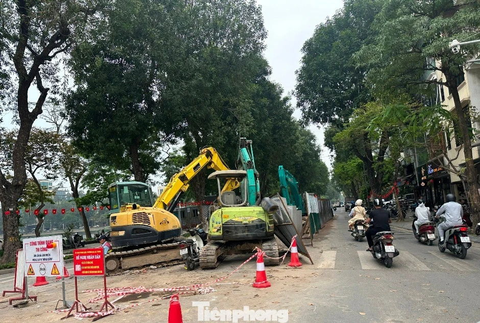 Người dân chật vật đi qua nhiều lô cốt, hàng rào thi công ở Hà Nội Người dân chật vật đi qua nhiều lô cốt, hàng rào thi công ở Hà Nội