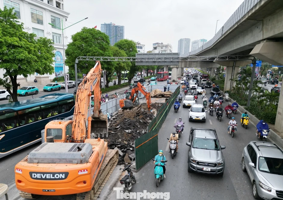 Người dân chật vật đi qua nhiều lô cốt, hàng rào thi công ở Hà Nội Người dân chật vật đi qua nhiều lô cốt, hàng rào thi công ở Hà Nội