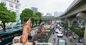 Người dân chật vật đi qua nhiều lô cốt, hàng rào thi công ở Hà Nội