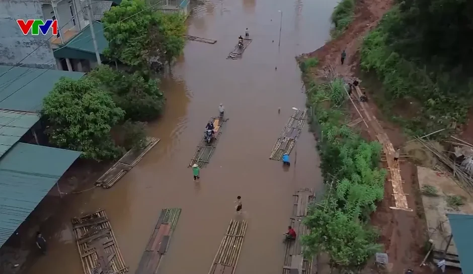 Người dân chế mảng, làm cầu phao bằng tre di chuyển qua đoạn ngập sâu trên Quốc lộ 279 Người dân chế mảng, làm cầu phao bằng tre di chuyển qua đoạn ngập sâu trên Quốc lộ 279
