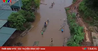 Người dân chế mảng, làm cầu phao bằng tre di chuyển qua đoạn ngập sâu trên Quốc lộ 279