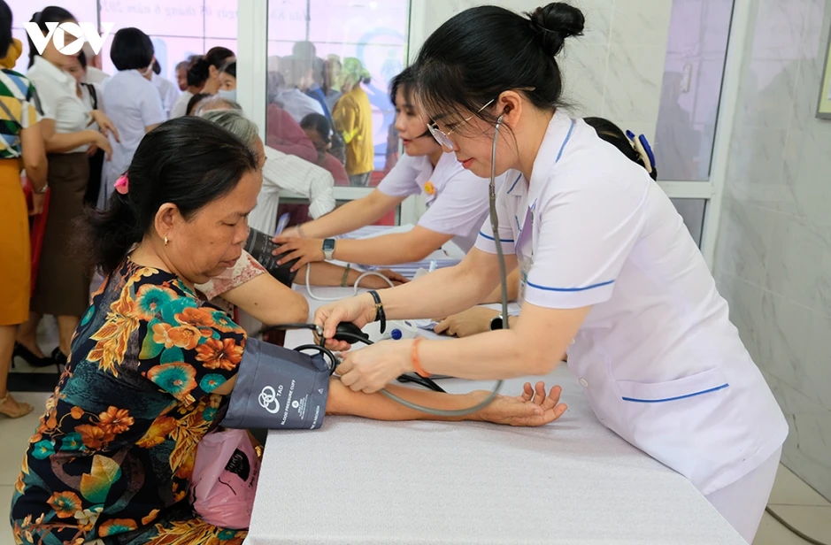 Người dân Đà Nẵng phấn khởi được khám sức khỏe miễn phí Người dân Đà Nẵng phấn khởi được khám sức khỏe miễn phí
