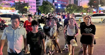 Người dân đổ dồn về trung tâm TPHCM chờ xem pháo hoa