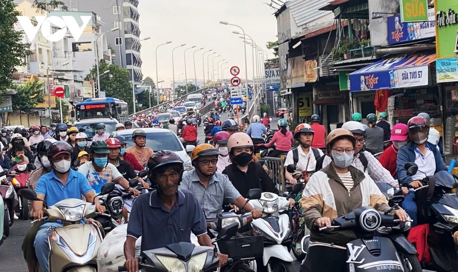 Người dân đổ về TP.HCM sau nghỉ lễ, giao thông ngày đầu đi làm đông đúc Người dân đổ về TP.HCM sau nghỉ lễ, giao thông ngày đầu đi làm đông đúc