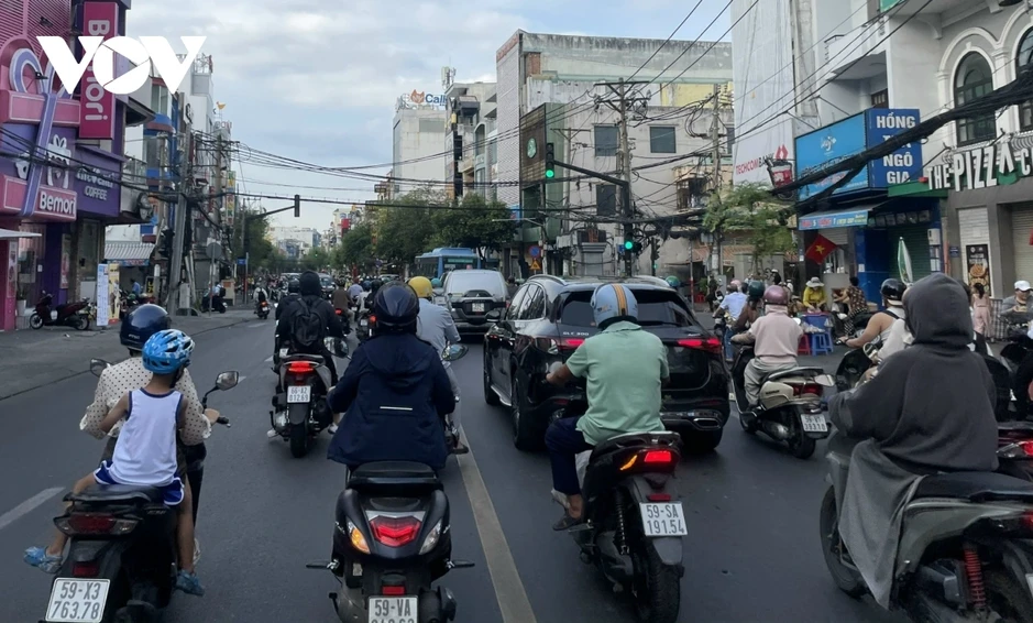 Người dân đổ về TP.HCM sau nghỉ lễ, giao thông ngày đầu đi làm đông đúc Người dân đổ về TP.HCM sau nghỉ lễ, giao thông ngày đầu đi làm đông đúc