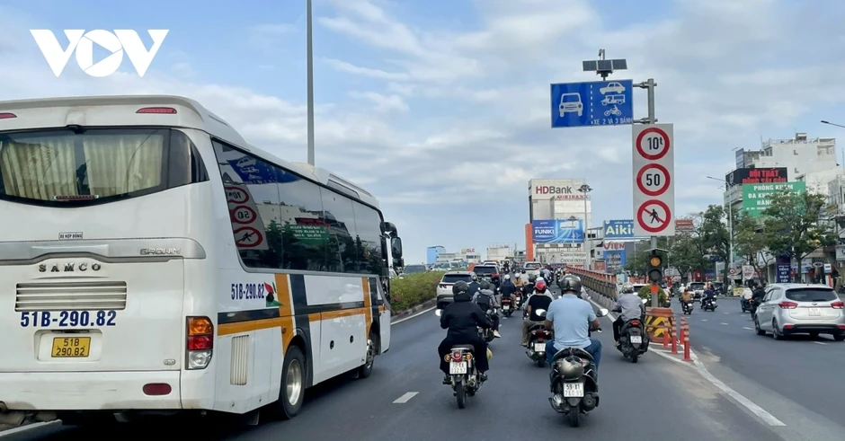 Người dân đổ về TP.HCM sau nghỉ lễ, giao thông ngày đầu đi làm đông đúc Người dân đổ về TP.HCM sau nghỉ lễ, giao thông ngày đầu đi làm đông đúc
