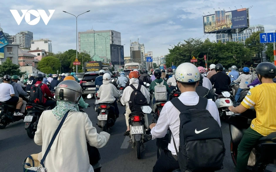 Người dân đổ về TP.HCM sau nghỉ lễ, giao thông ngày đầu đi làm đông đúc Người dân đổ về TP.HCM sau nghỉ lễ, giao thông ngày đầu đi làm đông đúc