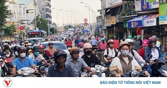 Người dân đổ về TP.HCM sau nghỉ lễ, giao thông ngày đầu đi làm đông đúc