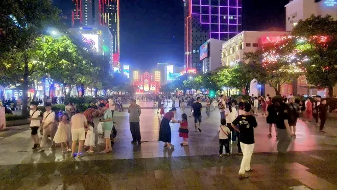 Người dân đổ về trung tâm TP Hồ Chí Minh chờ xem pháo hoa Người dân đổ về trung tâm TP Hồ Chí Minh chờ xem pháo hoa