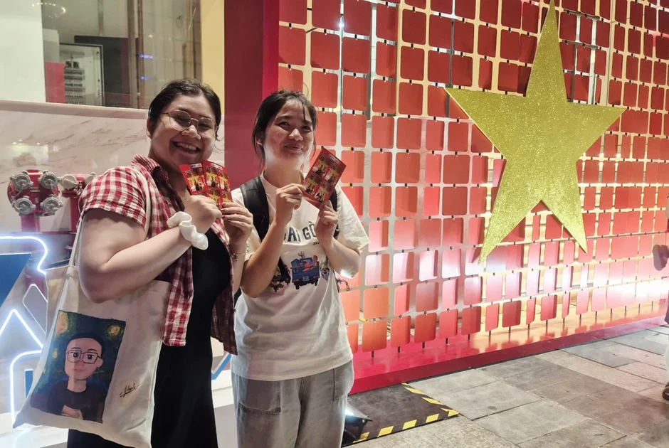 Người dân đổ về trung tâm TP Hồ Chí Minh chờ xem pháo hoa Người dân đổ về trung tâm TP Hồ Chí Minh chờ xem pháo hoa