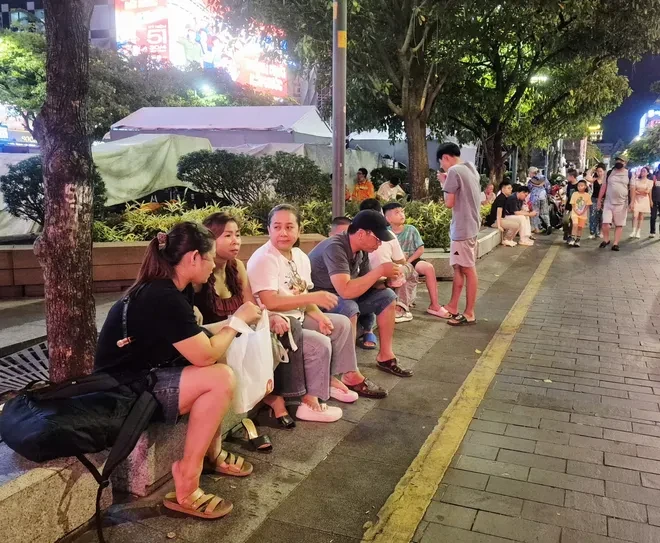 Người dân đổ về trung tâm TP Hồ Chí Minh chờ xem pháo hoa Người dân đổ về trung tâm TP Hồ Chí Minh chờ xem pháo hoa