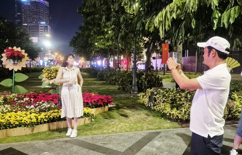 Người dân đổ về trung tâm TP Hồ Chí Minh chờ xem pháo hoa Người dân đổ về trung tâm TP Hồ Chí Minh chờ xem pháo hoa