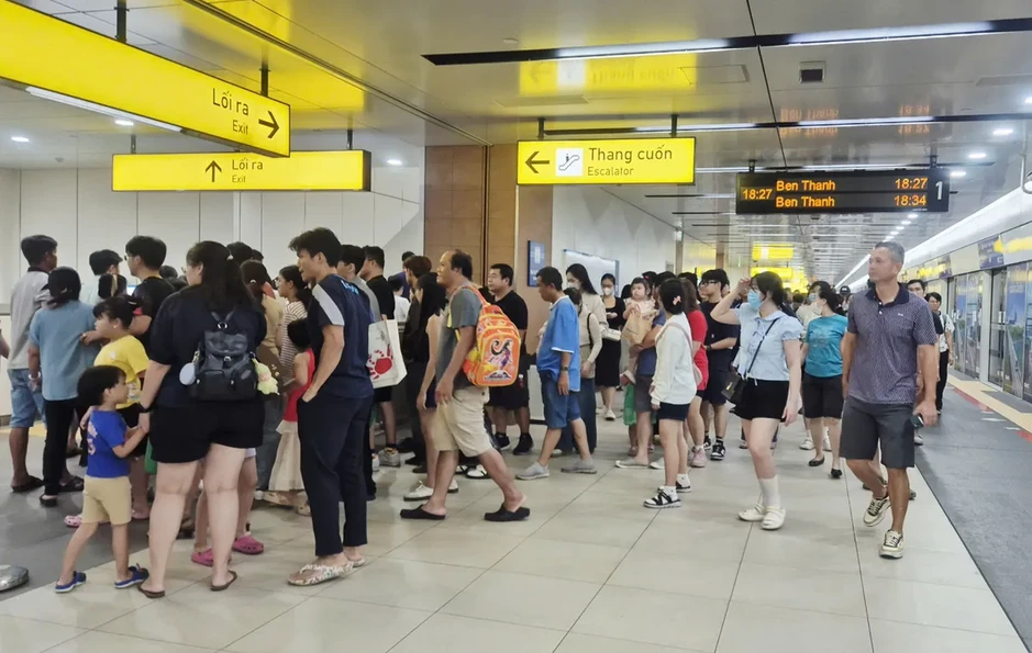 Người dân đổ về trung tâm TP Hồ Chí Minh chờ xem pháo hoa Người dân đổ về trung tâm TP Hồ Chí Minh chờ xem pháo hoa