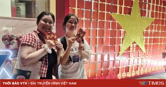 Người dân đổ về trung tâm TP Hồ Chí Minh chờ xem pháo hoa