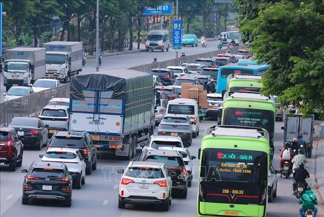 Người dân đồng loạt trở về Hà Nội sau nghỉ lễ, cửa ngõ Thủ đô đông kín