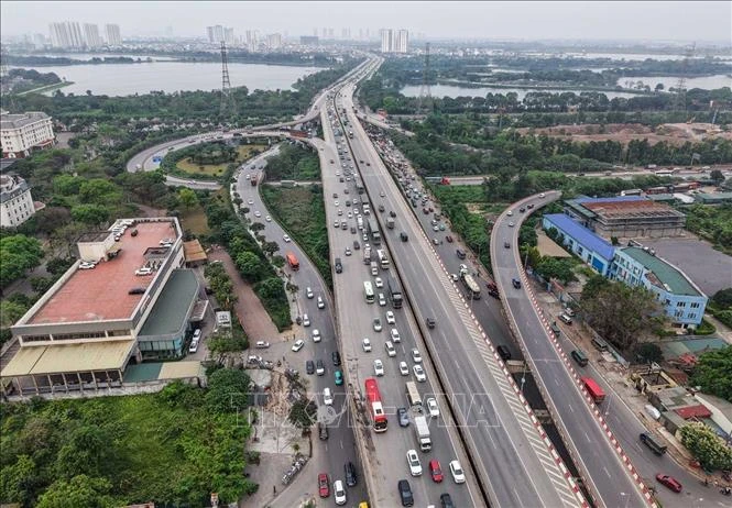 Người dân đồng loạt trở về Hà Nội sau nghỉ lễ, cửa ngõ Thủ đô đông kín