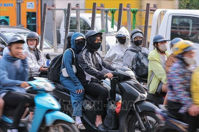 Người dân đồng loạt trở về Hà Nội sau nghỉ lễ, cửa ngõ Thủ đô đông kín