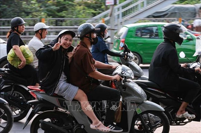 Người dân đồng loạt trở về Hà Nội sau nghỉ lễ, cửa ngõ Thủ đô đông kín