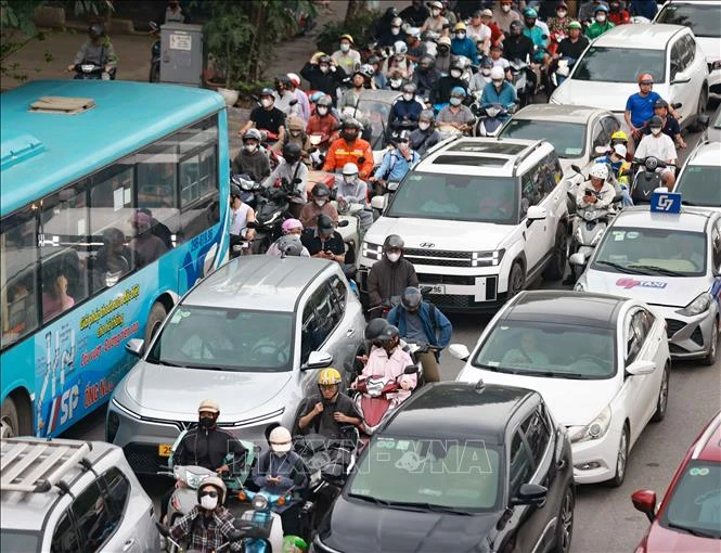 Người dân đồng loạt trở về Hà Nội sau nghỉ lễ, cửa ngõ Thủ đô đông kín