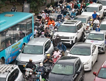 Người dân đồng loạt trở về Hà Nội sau nghỉ lễ, cửa ngõ Thủ đô đông kín