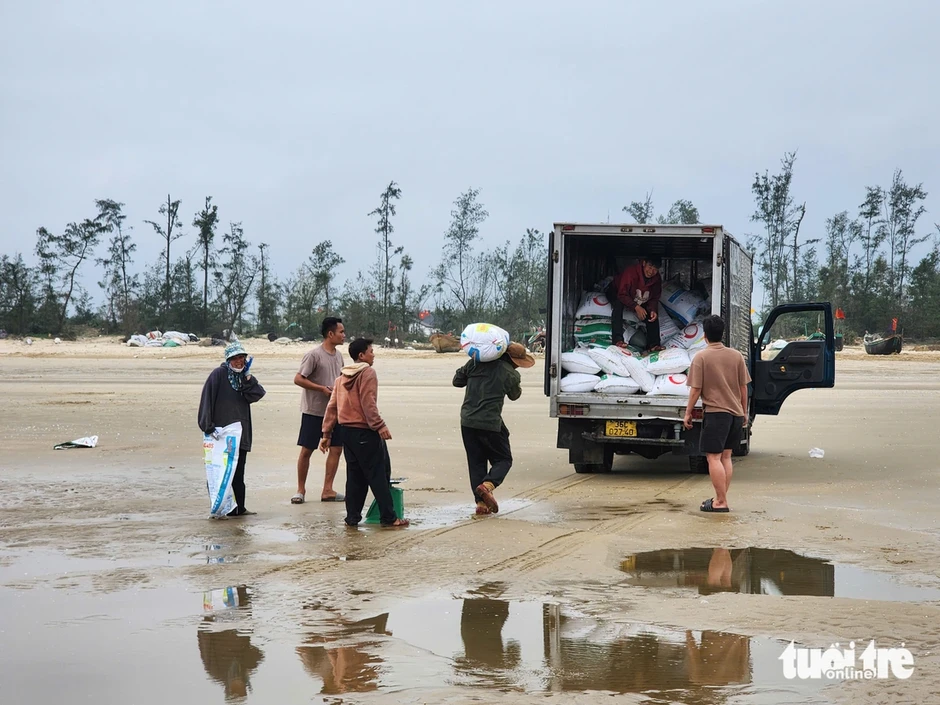 Người dân đua nhau cào ốc tép kiếm tiền triệu mỗi ngày dịp đầu năm Người dân đua nhau cào ốc tép kiếm tiền triệu mỗi ngày dịp đầu năm