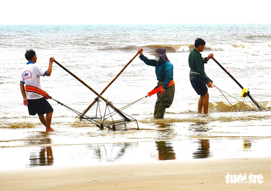 Người dân đua nhau cào ốc tép kiếm tiền triệu mỗi ngày dịp đầu năm Người dân đua nhau cào ốc tép kiếm tiền triệu mỗi ngày dịp đầu năm