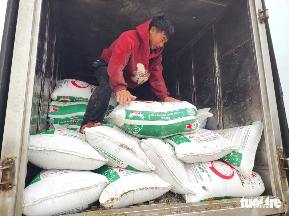 Người dân đua nhau cào ốc tép kiếm tiền triệu mỗi ngày dịp đầu năm Người dân đua nhau cào ốc tép kiếm tiền triệu mỗi ngày dịp đầu năm