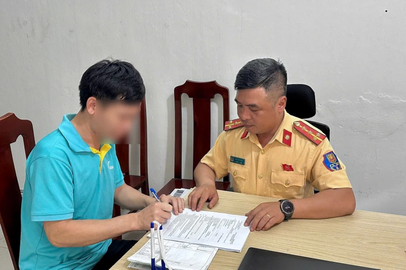 Người dân ghi hình báo CSGT, tài xế taxi vượt đèn đỏ bị phạt 19 triệu đồng