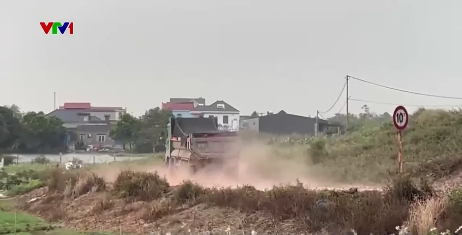 Người dân khốn khổ vì bãi vật liệu xây dựng “bủa vây” khu dân cư Người dân khốn khổ vì bãi vật liệu xây dựng “bủa vây” khu dân cư