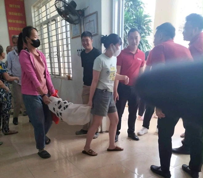 Người dân mang bao tải đựng tiền đền bù đất dự án Olympic Người dân mang bao tải đựng tiền đền bù đất dự án Olympic