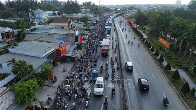 Người dân miền Tây đổ về quê nghỉ lễ, lưu lượng giao thông tăng cao Người dân miền Tây đổ về quê nghỉ lễ, lưu lượng giao thông tăng cao